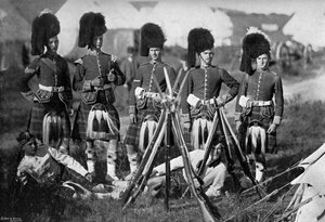 Ein Lagerwächter der Seaforth Highlanders bei den Manövern im New Forest, Hampshire