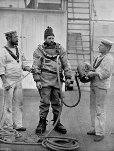 Ein Taucher vom Schlachtschiff HMS Camperdown in seinem Tauchanzug, 1896