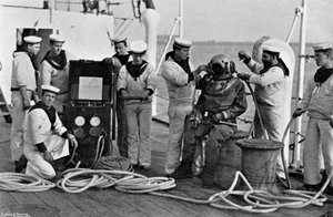 Taucher und seine Ausrüstung an Bord der HMS Blake