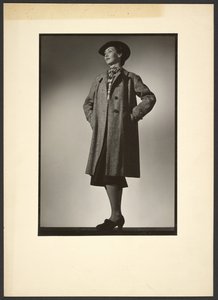 [Frau, die einen Mantel modelliert]