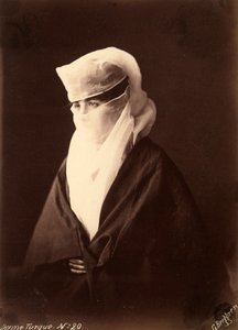 Türkische Frau mit einem Tschador bedecktem Gesicht von Guillaume Berggren