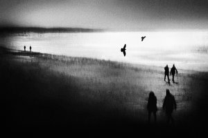 Verschwommener Strandspaziergang