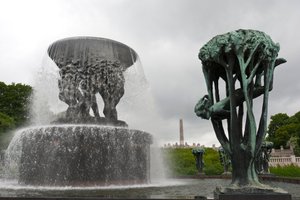 Brunnen und „Mädchen im Baum“-Skulptur im Frogner Park, Oslo, Norwegen