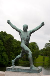 Fröhlicher Mann-Skulptur im Frogner Park, Oslo, Norwegen