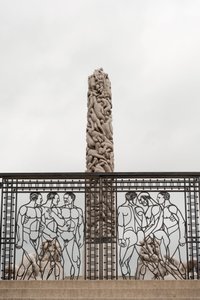 Schmiedeeiserne Tore „Nackte Männer“ und der „Monolith der Menschen“ aus Granit im Frognerpark, Oslo, Norwegen (Foto)