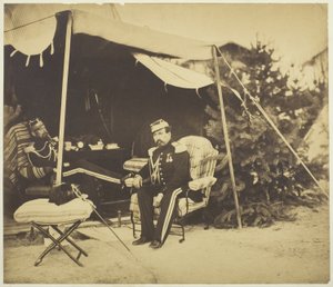 Offiziere sitzen an einem Zelt, Camp de Châlons