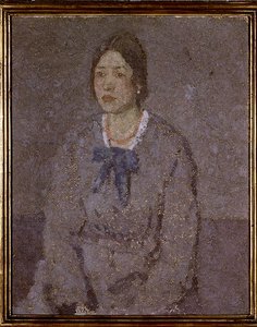 Frau mit einer Korallenkette