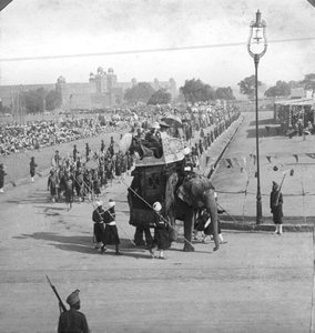 Staatsbeamte in einer Prozession, Indien, 1913 von H. D. Girdwood