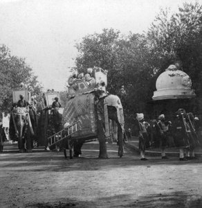 Eine Punjabi-Prinzessin in einer Elefantenprozession, Delhi, Indien, 1900er Jahre von H. Hands and Son