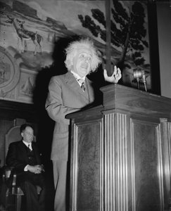 Albert Einstein spricht, ca. 1940 (s/w Foto)