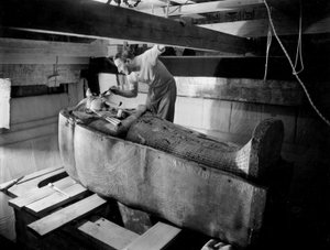 Entdeckung des Grabes von Pharao Tutanchamun im Tal der Könige (Ägypten): Im Grabkammer, Howard Carter arbeitet am Deckel des zweiten Sarges, Oktober 1925, Foto von Harry Burton von Harry Burton