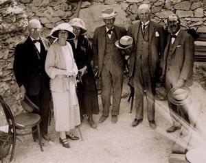 Howard Carter (1873-1939) und eine Gruppe Europäer neben den Ausgrabungen des Grabes von Tutanchamun, Tal der Könige von Harry Burton