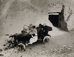 Lord Carnarvons erster Besuch im Tal der Könige: Lord Carnarvon (1866-1923) und Gesellschaft in einem Auto von Harry Burton