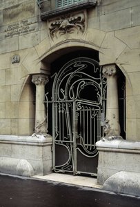 Jugendstilarchitektur: Blick auf die Eingangstür des Castel Beranger in der Rue de la Fontaine 14 im 16. Arrondissement von Paris. Entworfen vom Architekten Hector Guimard (1867-1942) DR