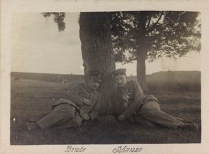 Erster Weltkrieg: Die Ukraine in den Jahren 1914-1916 während der Invasion der deutschen Armee. Zwei Soldaten in einem Moment der Entspannung (s/w Foto)