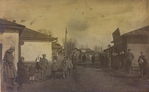 Erster Weltkrieg: Die Ukraine in den Jahren 1914-1916 während der Invasion der deutschen Armee. Militärs und Zivilisten auf der Straße einer Stadt (s/w Foto)