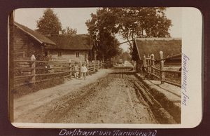 Erster Weltkrieg: die Ukraine in den Jahren 1914-1916 während der Invasion der deutschen Armee. Landstraße (s/w Foto)