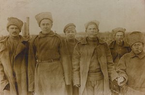Erster Weltkrieg: Ukraine in den Jahren 1914-1916 während der Invasion der deutschen Armee. Gruppe von Soldaten (s/w Foto)