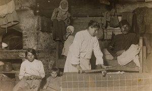 Erster Weltkrieg: die Ukraine in den Jahren 1914-1916 während der Invasion der deutschen Armee. Familie im Haus