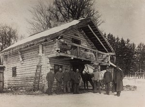 Erster Weltkrieg: die Ukraine in den Jahren 1914-1916 während der Invasion der deutschen Armee. Militärfront eines Hauses von Heldenfriedhof Dsessentniki (attr. to)