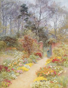 Ummauerter Garten im Frühling
