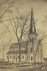 Unbetitelte Kirche mit spitzem Turm, Mitte bis Ende des 19. Jahrhunderts