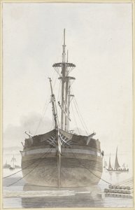 Segelschiff von vorne gesehen in einem Holzhafen