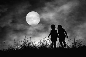 Mondbeschienene Silhouetten beim Gehen