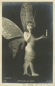 Kind als Schmetterling verkleidet von Henri (after) Manuel