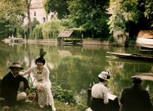 Mahlzeit am Ufer des Flusses in Montigny, Frankreich, um 1920-25