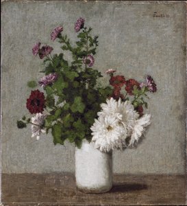 Blumenstillleben: Herbstchrysanthemen in einer weißen Vase