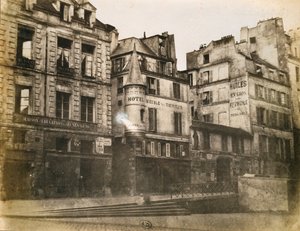 Blick auf eine Pariser Straße in Richtung Hôtel de Ville, ca. 1851