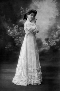 Miss Goldstein als Yvonne im Stück "Les plumes du Paon", Paris von Henri Manuel