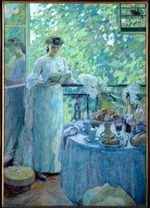 Madame O. auf dem Balkon. Eine junge Frau liest ein Buch in einem bürgerlichen Interieur, der Tisch ist zum Frühstück gedeckt. (Detail) von Henri Ottmann