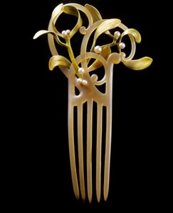 Jugendstil: Kamm Mistel in Gold, Schuppen, Perle und Emaille hergestellt von Paul (1851-1915) und Henri Vever (1854-1942)