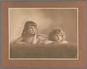 Porträt von Agnes Renée und Irène Heloïse Pauw van Wieldrecht, Töchter des Fotografen, in einer Pose, die den Putti auf der Sixtinischen Madonna von Raffael (Dresden, Galerie Alte Meister) entlehnt ist von Henry Pauw van Wieldrecht