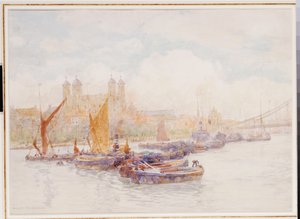 Der Tower von London von der Themse aus mit Schiffen im Vordergrund