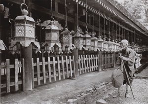 Ein Pilger am Kasuga-Tempel, Nara von Herbert Ponting