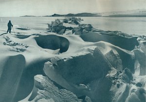 Ein Druckkamm im Meereis in Richtung Kap Barne, 1911, 1913