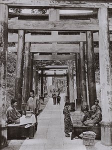 Eine Allee von Torii am Inari-Tempel von Herbert Ponting