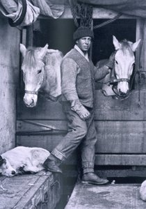 Kapitän Oates und zwei der Ponys auf der Terra Nova, aus 