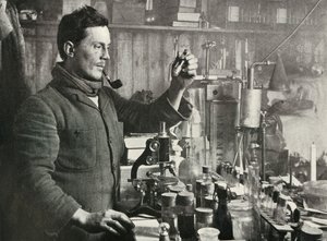 Dr. Atkinson in seinem Labor, 15. September 1911, 1913 von Herbert Ponting