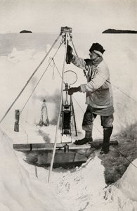 E. W. Nelson mit der Nansen-Petersen isolierten Wasserflasche, um 1911, 1913 von Herbert Ponting
