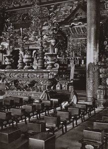 Innenraum eines buddhistischen Tempels von Herbert Ponting