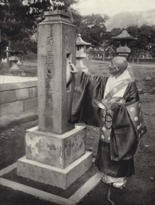 Japan in den 1920er Jahren: Gebetsmühle und buddhistischer Priester von Herbert Ponting