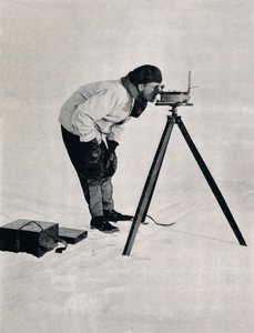 Leutnant Pennell mit einem Prismatischen Kompass, Dezember 1910, 1913 von Herbert Ponting