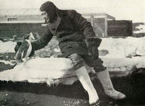Leutnant Rennick und ein freundlicher Pinguin, 1911, 1913