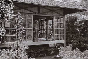 Namikawa San füttert seine Karpfen von Herbert Ponting