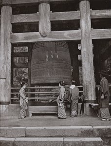Die große Glocke im Chio-in Tempel von Herbert Ponting