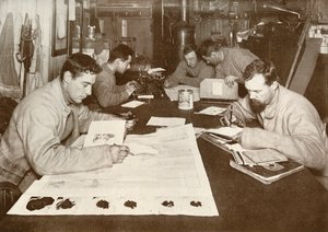 Winterarbeit von links nach rechts - Debenham, Cherry-Garrard, Bowers, Evans, Taylor, ca. 1911, 1913 von Herbert Ponting